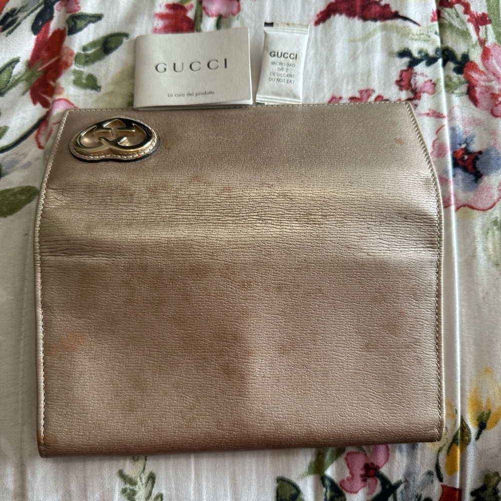 Authentic Gucci Lovely Heart Gold Wallet. - Picture 4 of 14